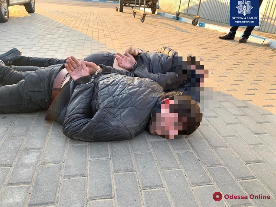 В Одесской области с погоней ловили разыскиваемых преступников