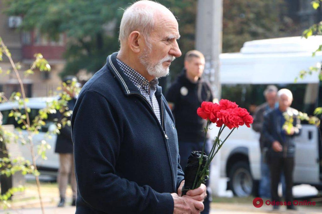 Одесситы принесли цветы к памятнику жертвам Холокоста (фото)