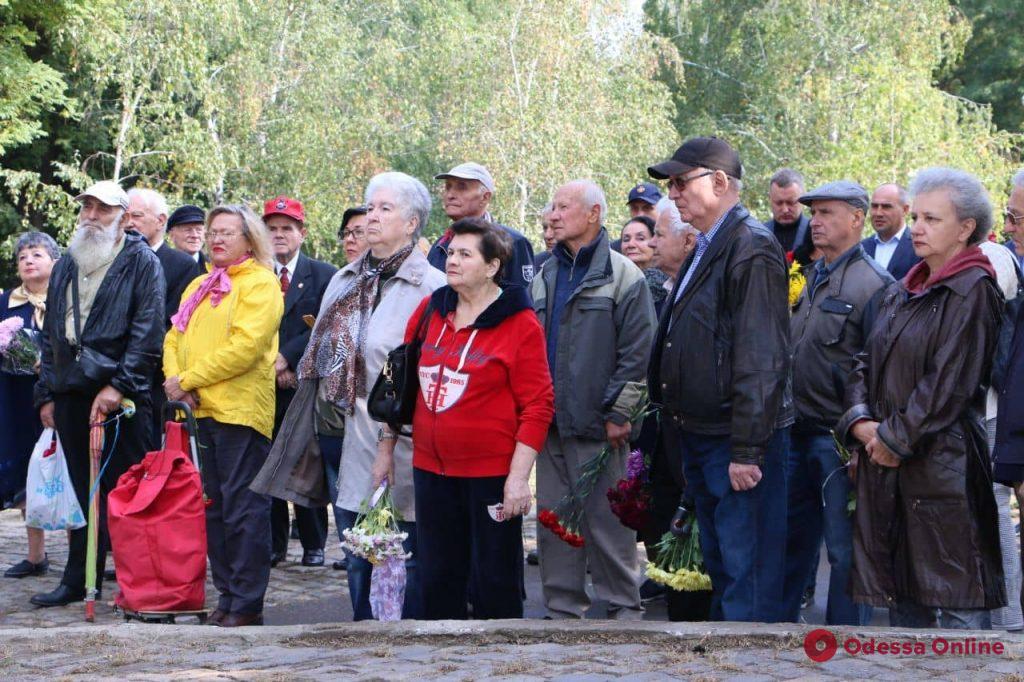 Одесситы принесли цветы к памятнику жертвам Холокоста (фото)