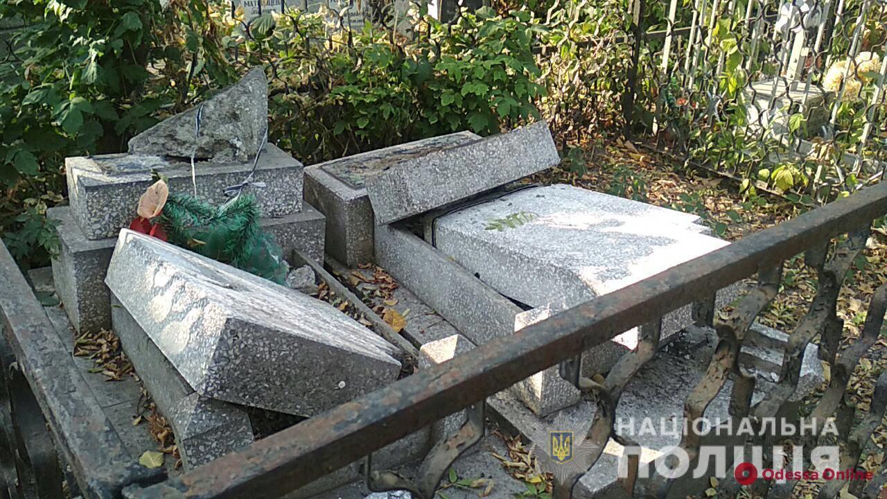 На Втором христианском кладбище вандалы надругались над могилами