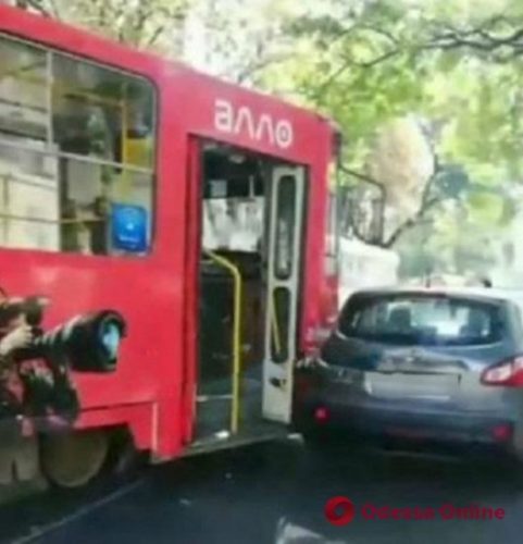 В Одессе трамвай ударил машину автохама