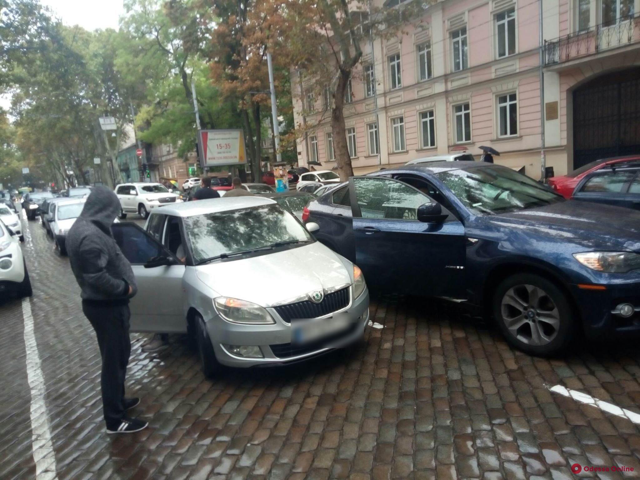Из-за тройного ДТП в центре Одессы затруднено движение