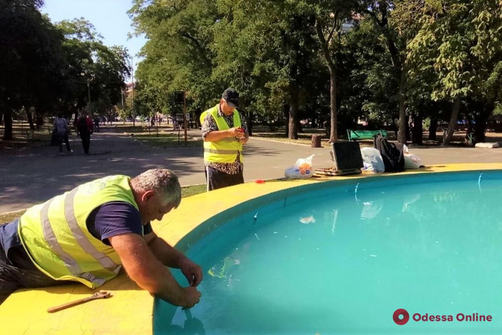 Поврежденный вандалами фонтан в парке Шевченко снова работает