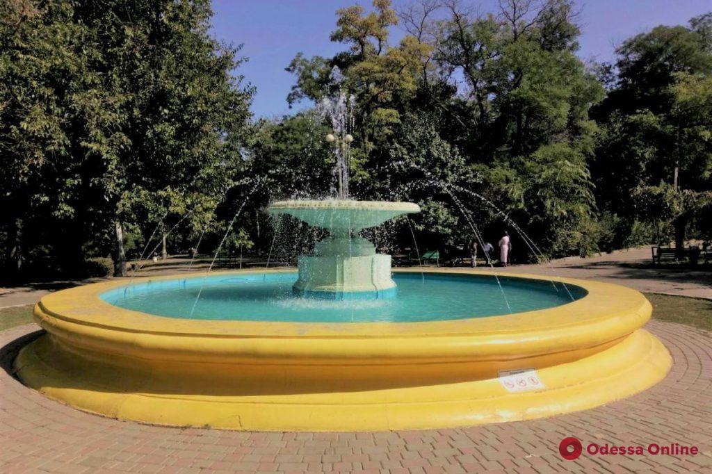 Поврежденный вандалами фонтан в парке Шевченко снова работает