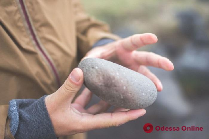 В Одессе неадекват бросался камнями в участкового