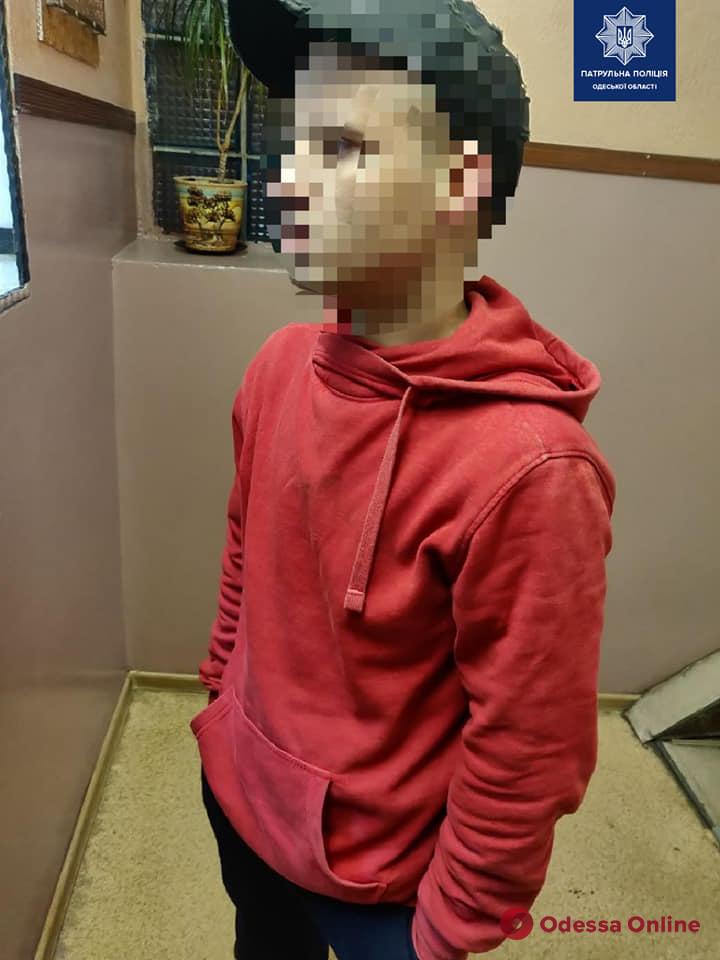 На поселке Котовского разбойник напал на 17-летнюю девушку