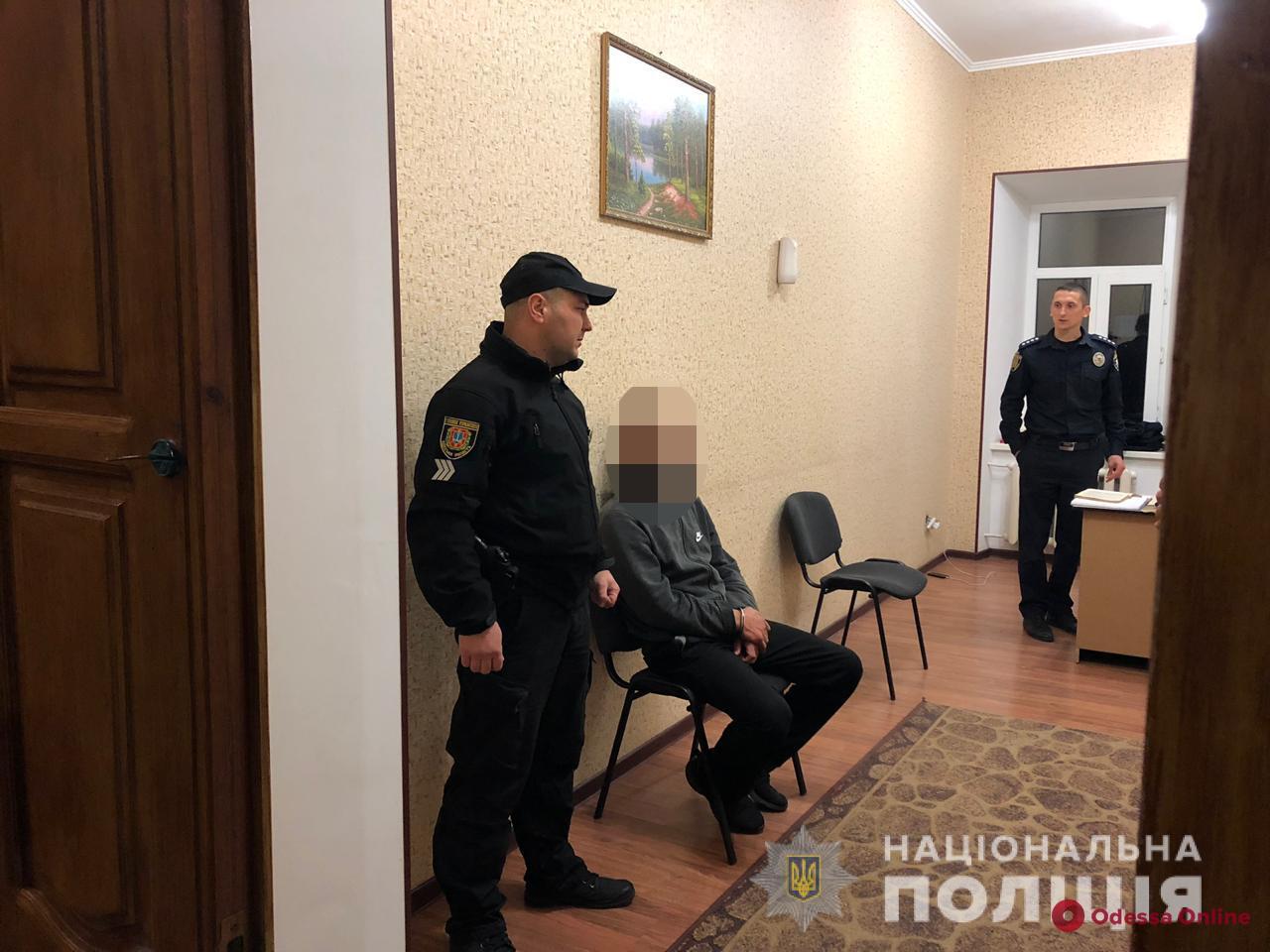 В Одесской области трое дебоширов бросались на полицейских с топором и монтировкой