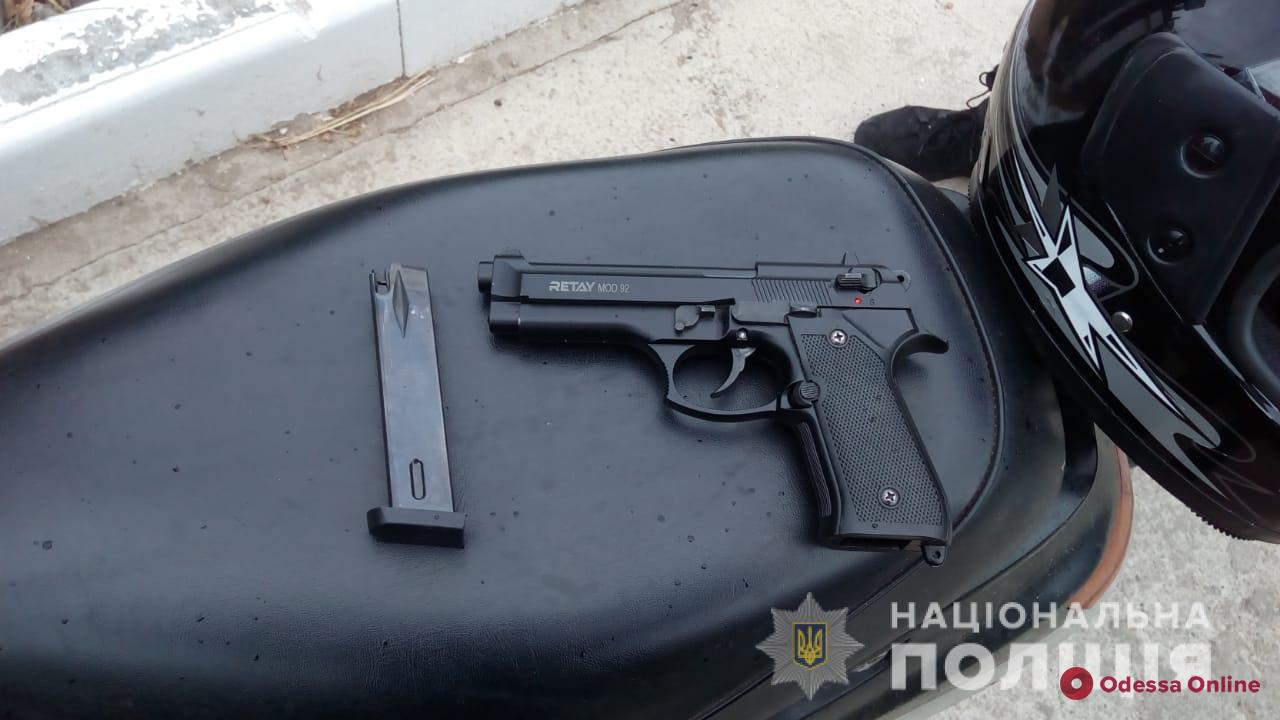 В Белгороде-Днестровском задержали мопедиста с пистолетом