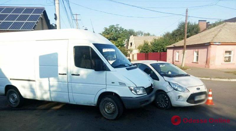 В Измаиле столкнулись микроавтобус и легковушка — пострадала женщина