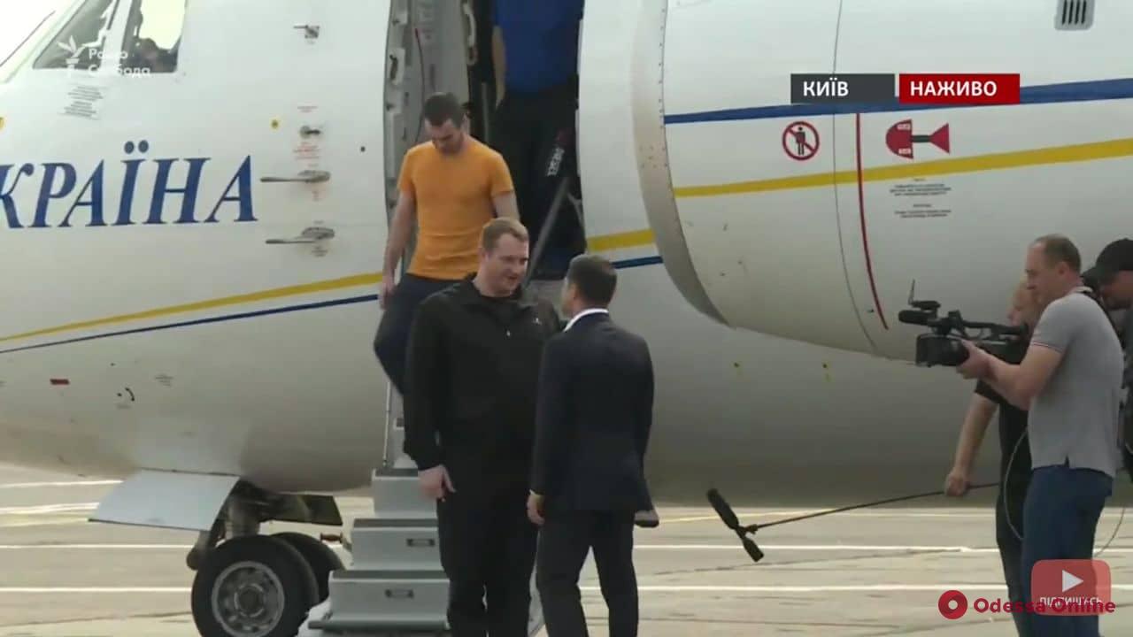 В Киев прилетел самолет с украинскими пленными Кремля (видео) (обновлено)