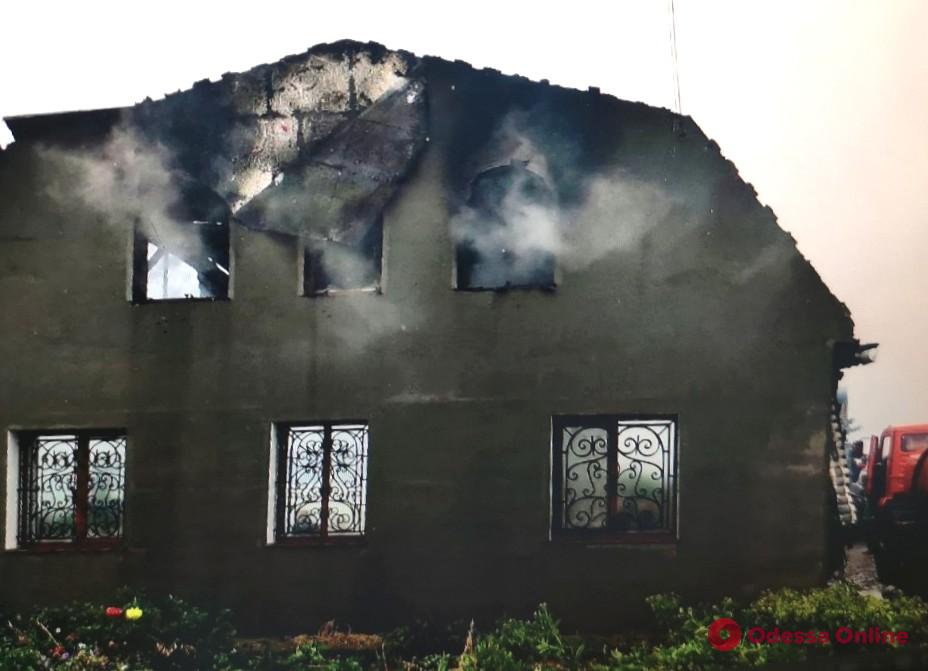 В Одесской области тушили сильный пожар в частном доме