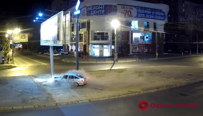 В Одессе автомобиль Uber врезался в опору рекламного щита (видео)