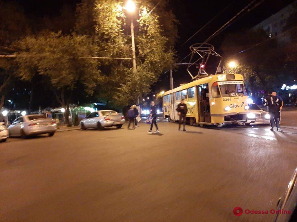 Трамвай и легковушка не поделили дорогу в Одессе