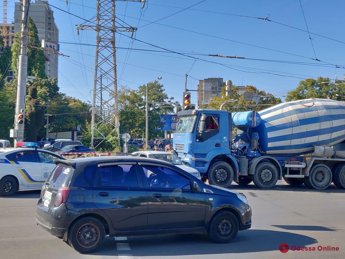 В Одессе столкнулись бетономешалка и легковушка
