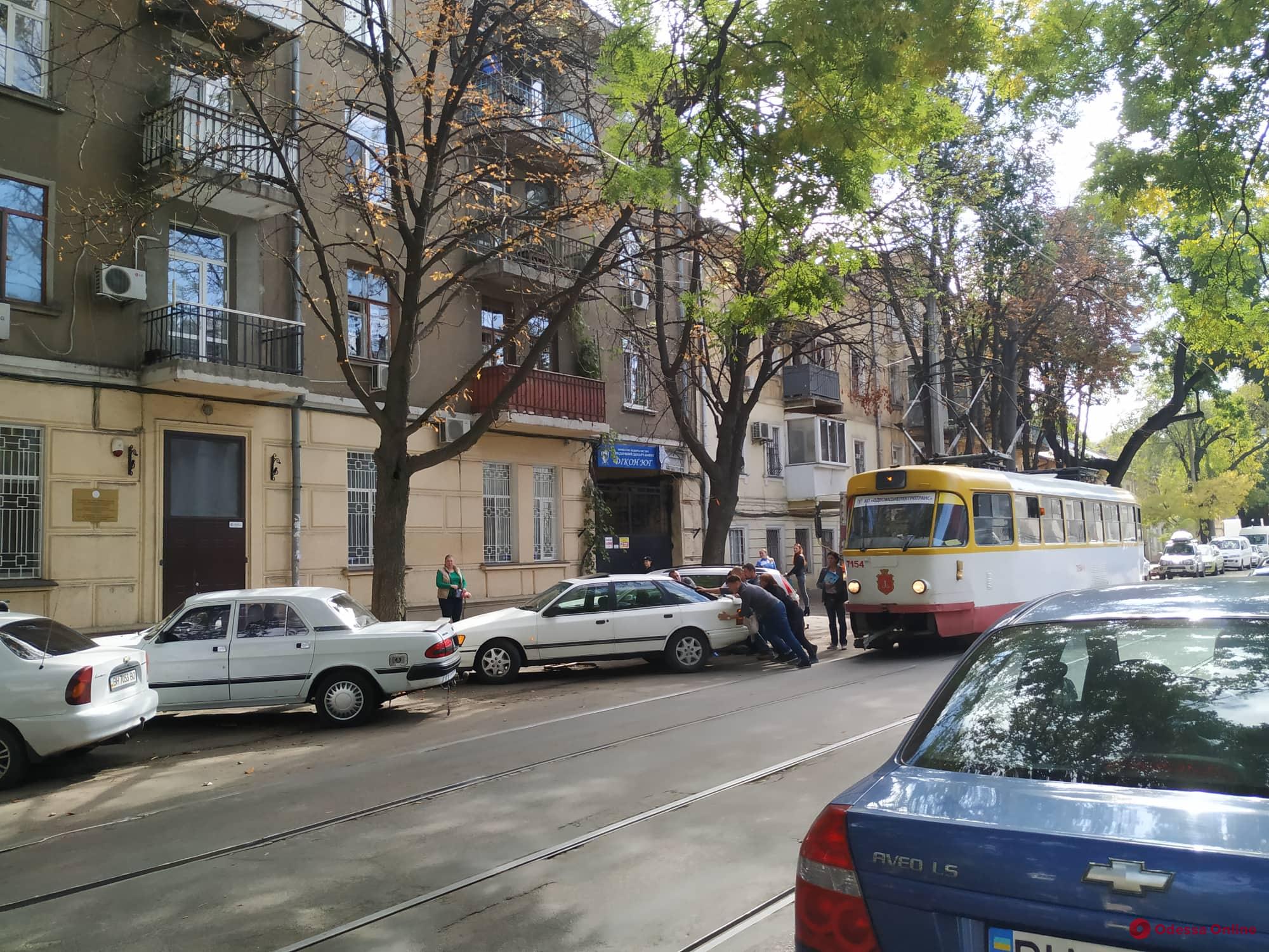 В Одессе пассажиры трамвая передвинули машину автохама