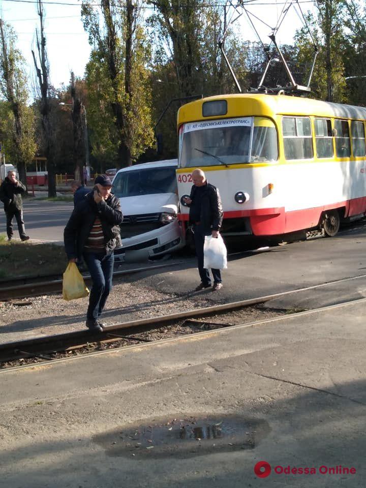 На Черемушках трамвай сошел с рельсов из-за ДТП