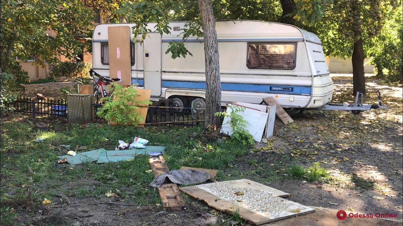 Жизнь «по-американски»: в одесском дворе молдаванин поселился в доме на колесах