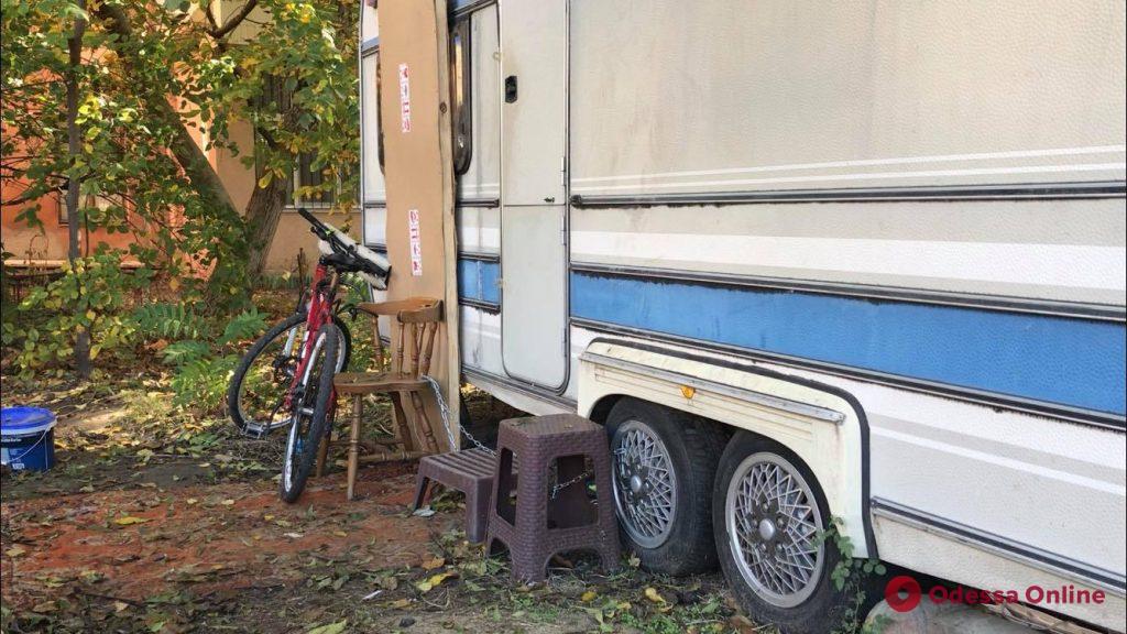 Жизнь «по-американски»: в одесском дворе молдаванин поселился в доме на колесах