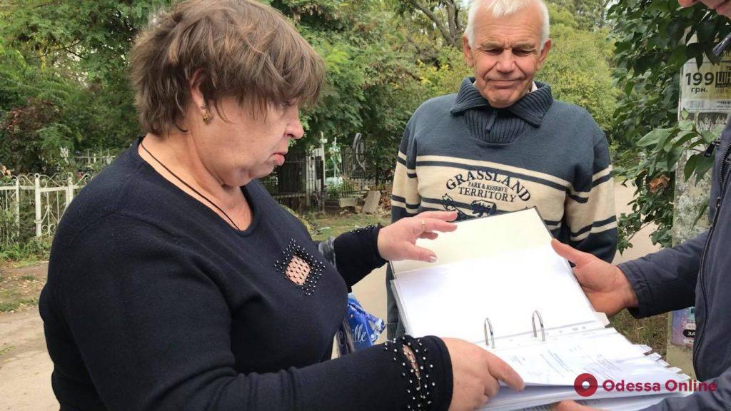 Мертвые против живых: в Черноморке стихийные захоронения людей наступают на жилые дома