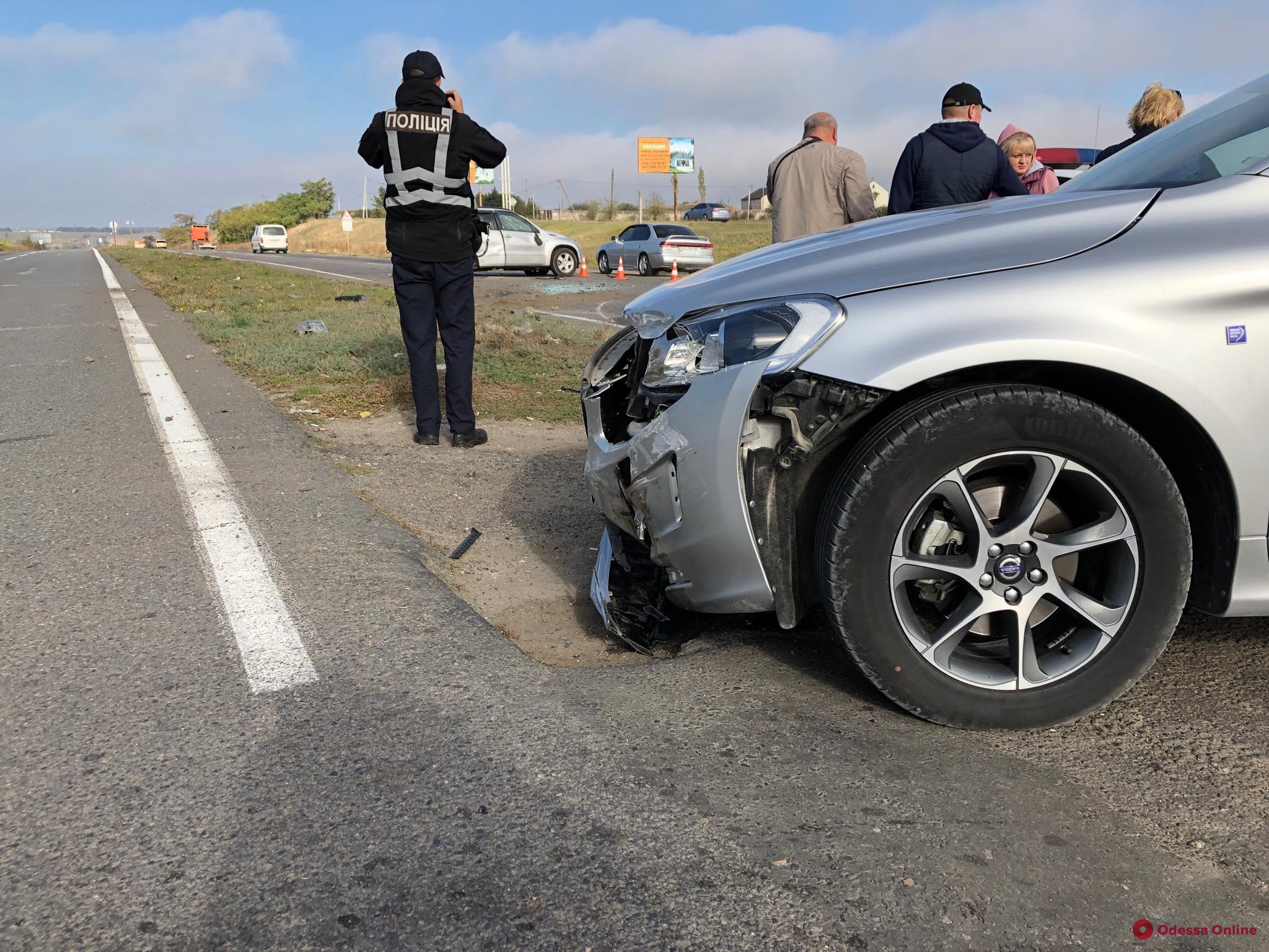 Под Одессой столкнулись Suzuki и Volvo — есть пострадавшие