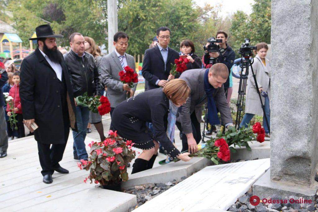 В Одессе возложили цветы к памятнику жертвам нацизма (фото)