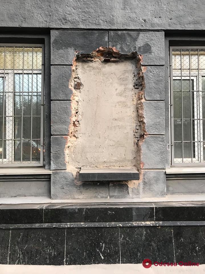 Скандал вокруг демонтажа барельефа Жукова: Баранский и Саутенков использовали активистов