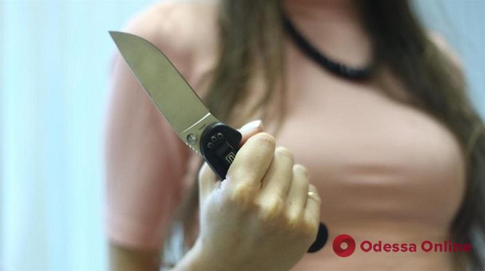 Избила утюгом и ранила ножом: в Одессе судили напавшую на иностранца девушку