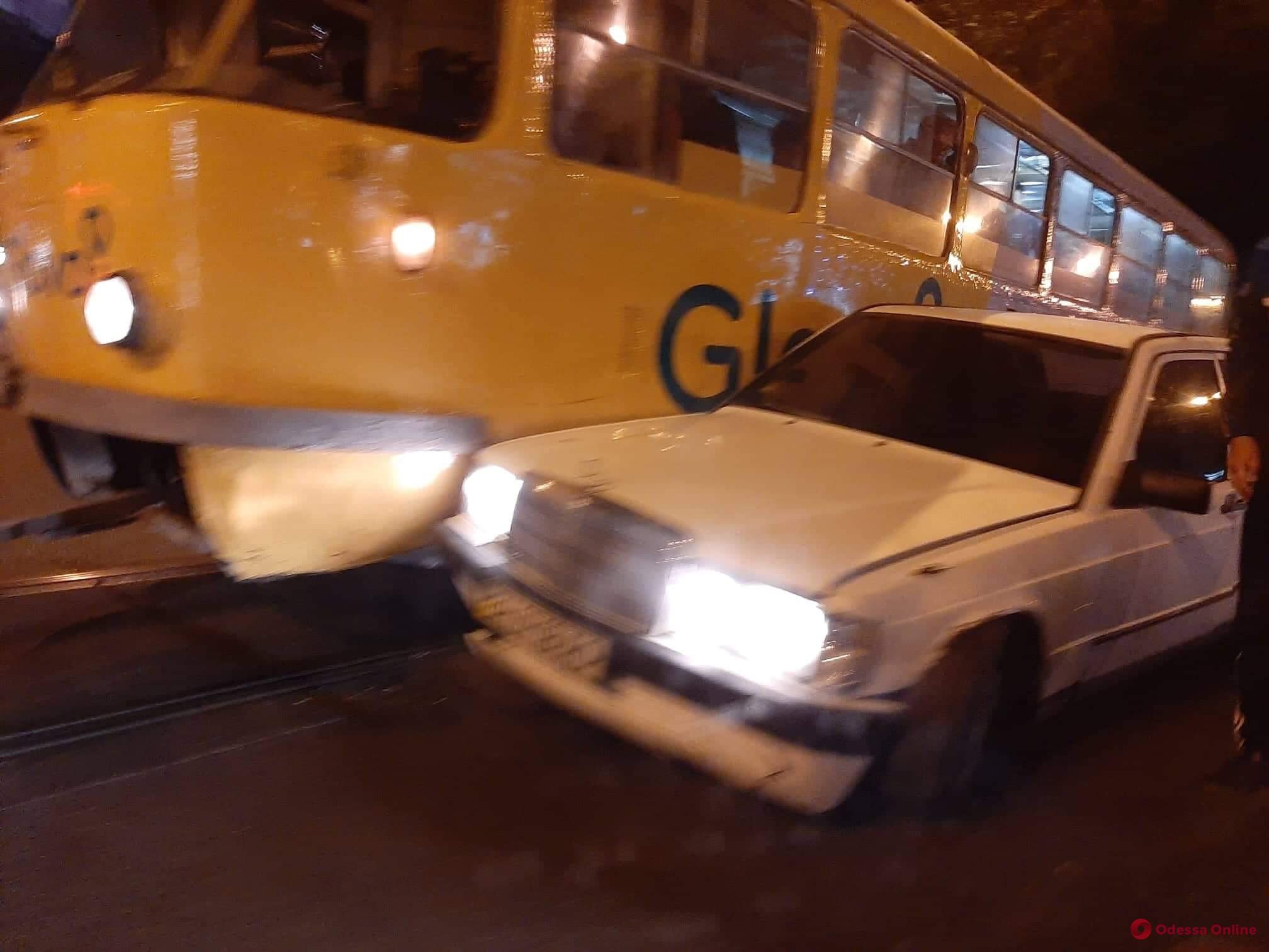 Трамвай и легковушка не поделили дорогу в Одессе