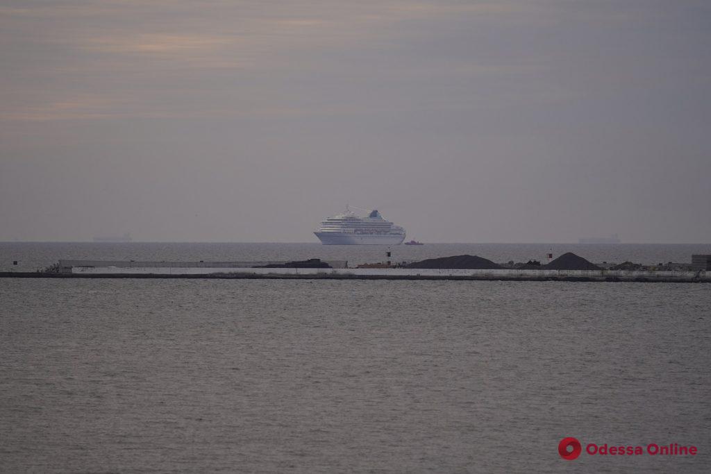 В Одесский порт зашел большой круизный лайнер (фоторепортаж)