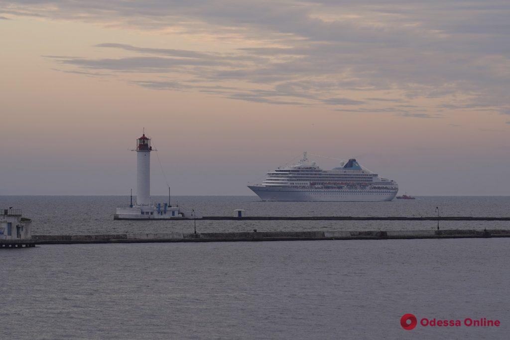В Одесский порт зашел большой круизный лайнер (фоторепортаж)