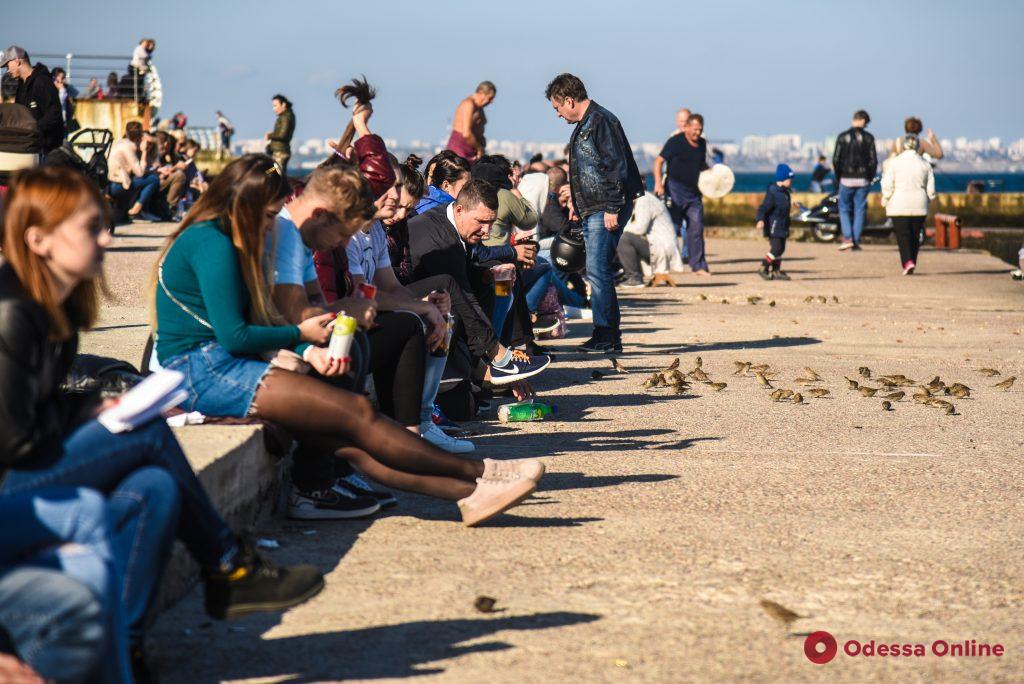 Октябрь по-одесски: прогулки на море, рыбаки и пляжники (фоторепортаж)