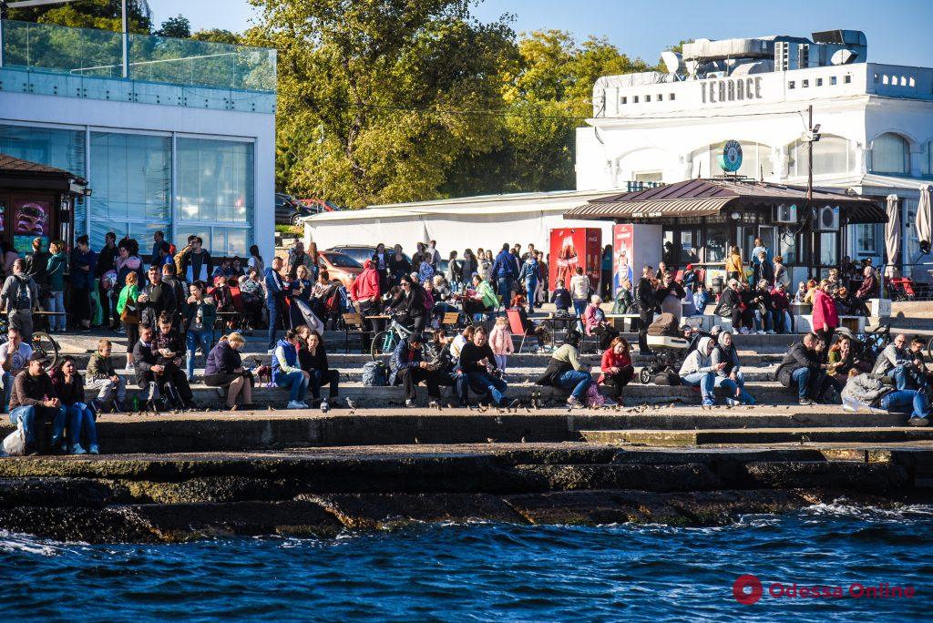 Октябрь по-одесски: прогулки на море, рыбаки и пляжники (фоторепортаж)