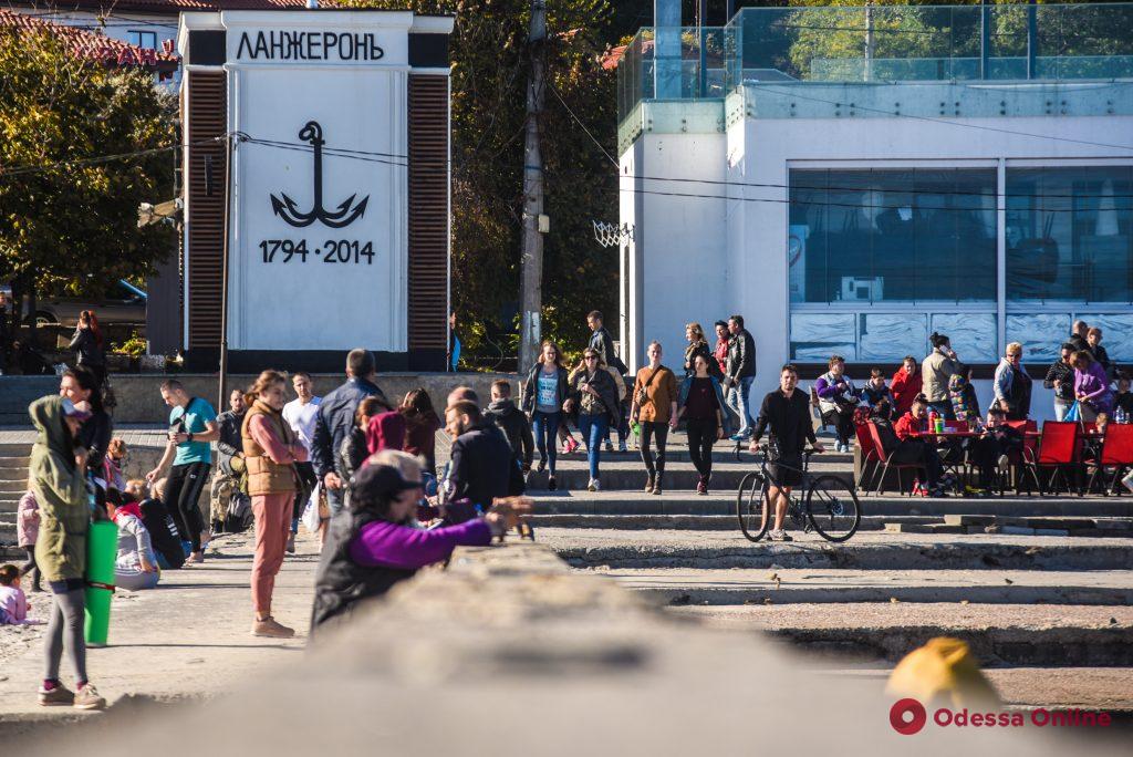 Октябрь по-одесски: прогулки на море, рыбаки и пляжники (фоторепортаж)