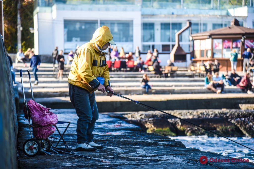 Октябрь по-одесски: прогулки на море, рыбаки и пляжники (фоторепортаж)