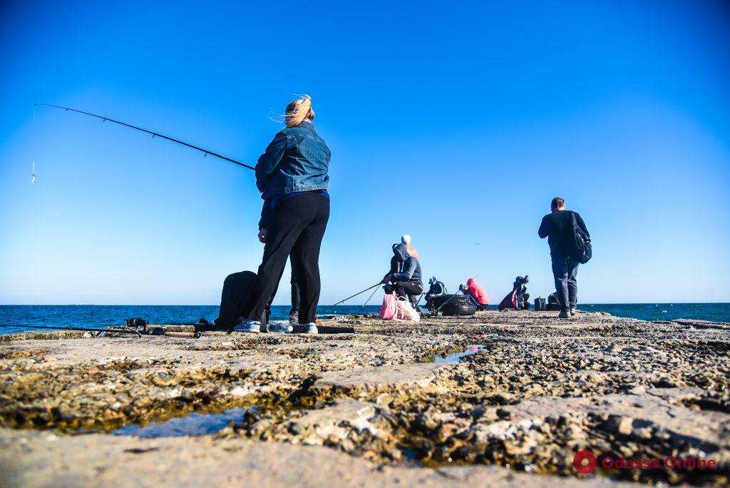 Октябрь по-одесски: прогулки на море, рыбаки и пляжники (фоторепортаж)