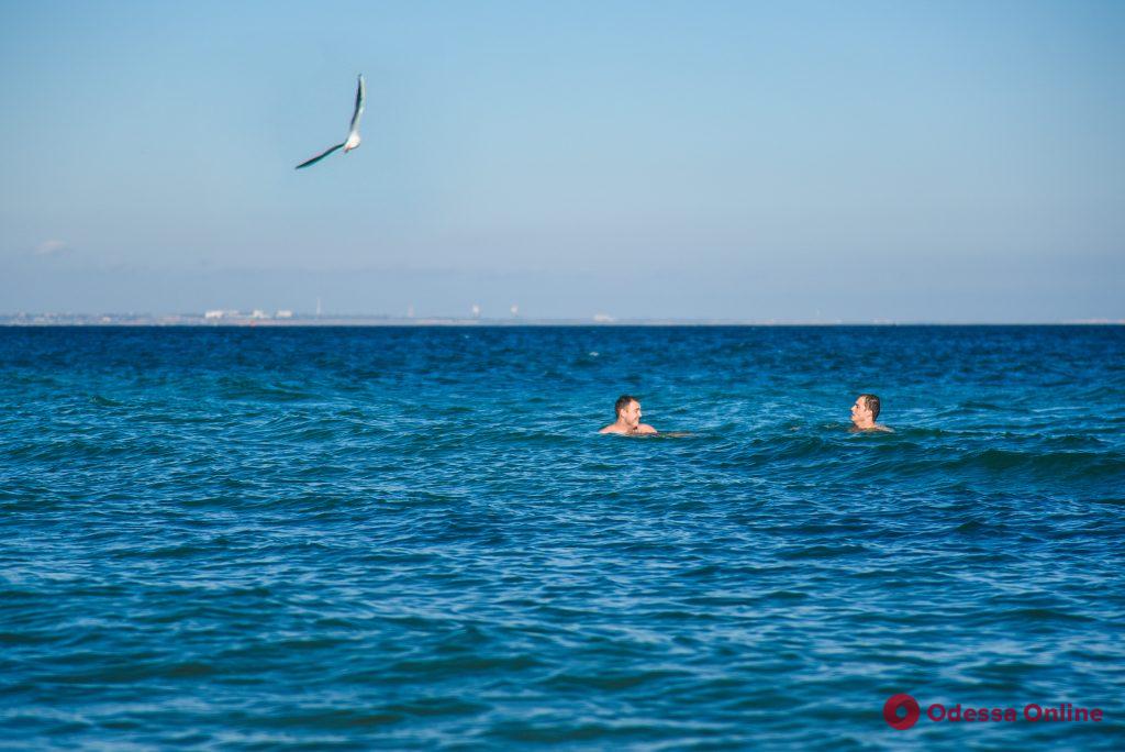 Октябрь по-одесски: прогулки на море, рыбаки и пляжники (фоторепортаж)