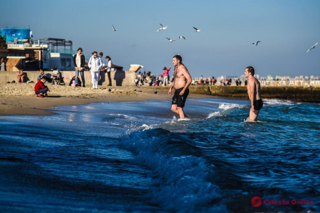 Октябрь по-одесски: прогулки на море, рыбаки и пляжники (фоторепортаж)