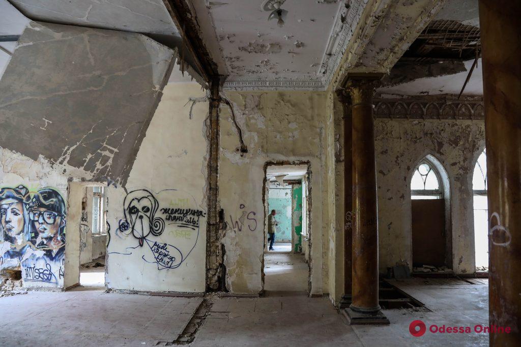 «Замок монстров»: как выглядит изнутри старинный особняк на Французском бульваре (фоторепортаж)