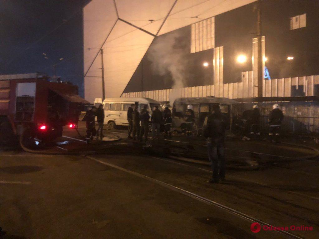Одесса: возле Привоза горел микроавтобус (фото, видео)