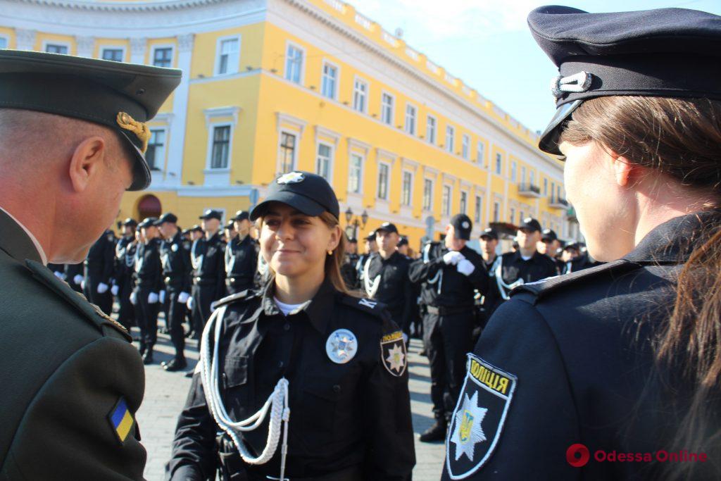 На Приморском бульваре курсанты университета внутренних дел приняли присягу (фото)