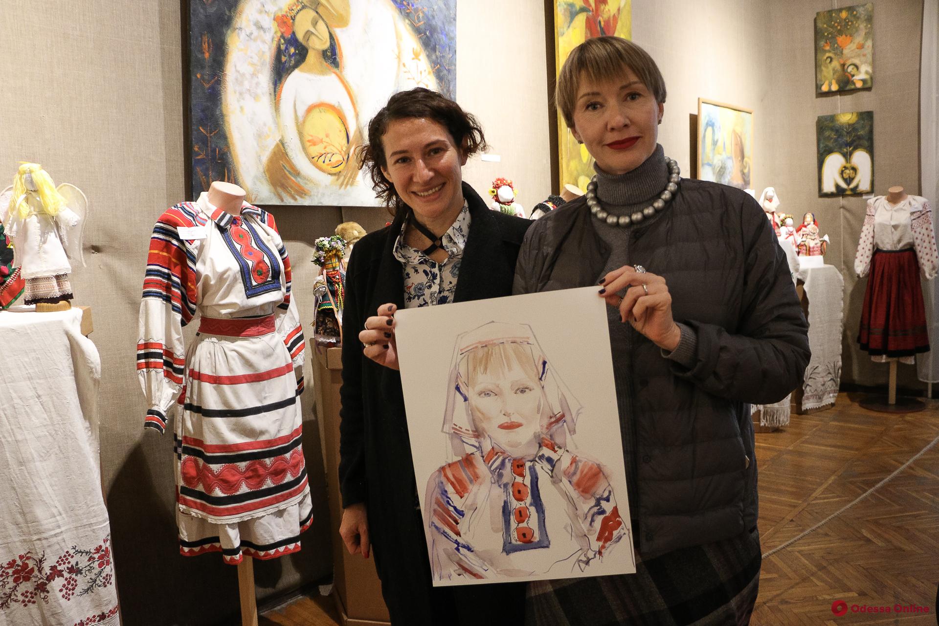 В музее западного и восточного искусства одесситов рисовали в старинных украинских костюмах (фото)