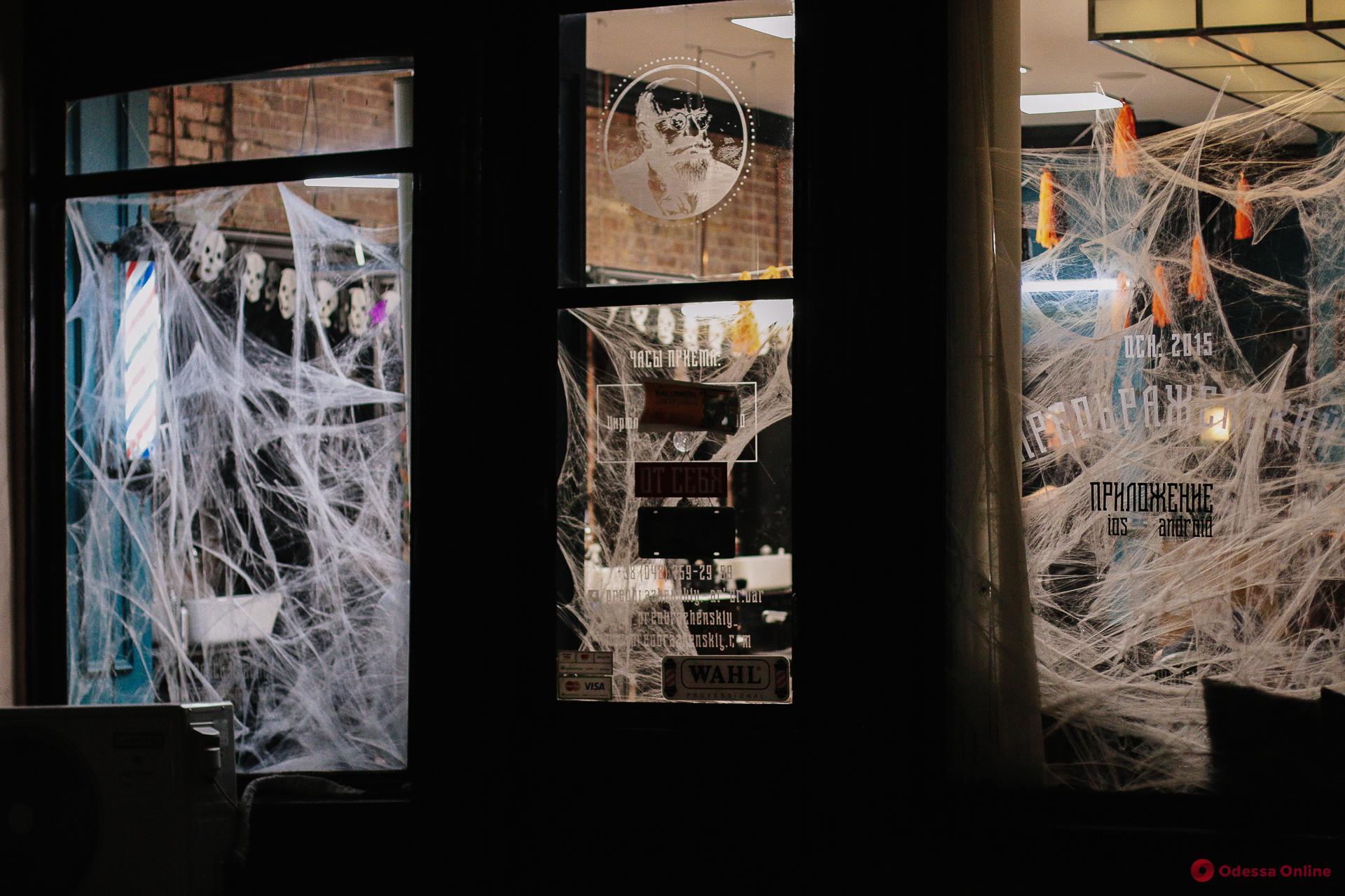 Тыквы повсюду: одесские витрины преобразились к Хэллоуину (фоторепортаж)