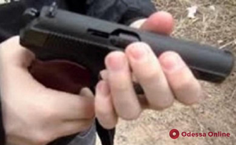 Возле одесской школы 17-летний парень с игрушечным пистолетом напал на сверстников