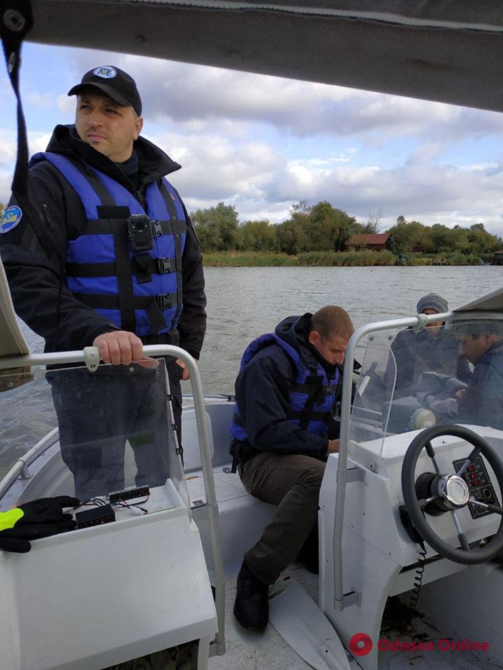 В Одесской области из-за сильного ветра рыбака на лодке накрыла большая волна