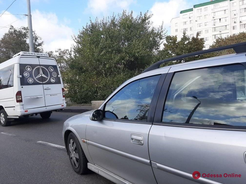 Возле Ивановского моста легковушка «догнала» микроавтобус