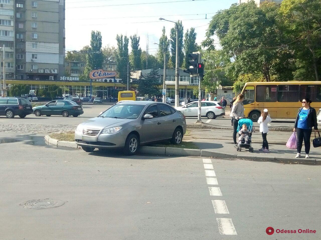 На площади Толбухина столкнулись две легковушки