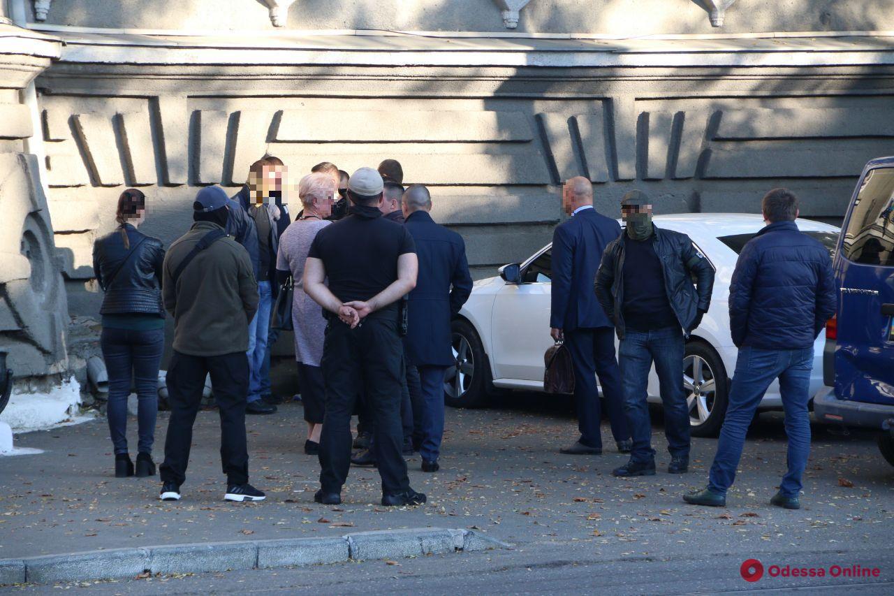 Следственные действия в Хмельницком ОП — трех полицейских подозревают во взятке