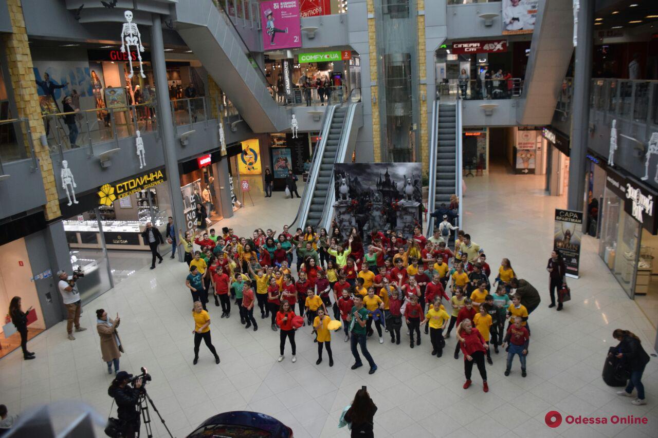 «Соблюдайте ПДД»: одесские школьники устроили танцевальный флешмоб в торговом центре (фото, видео)