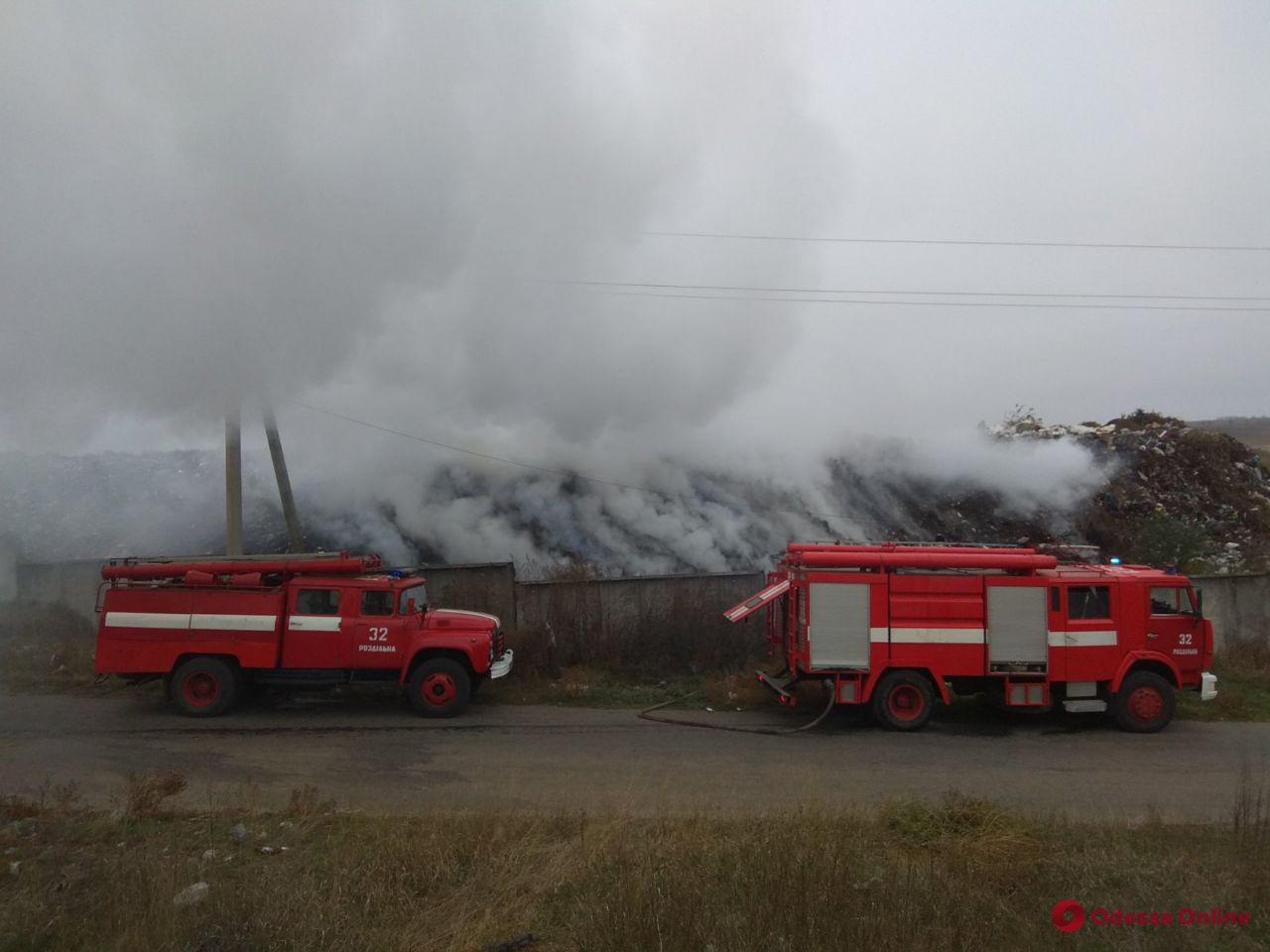 В Одесской области спасатели тушили пожар на мусорной свалке