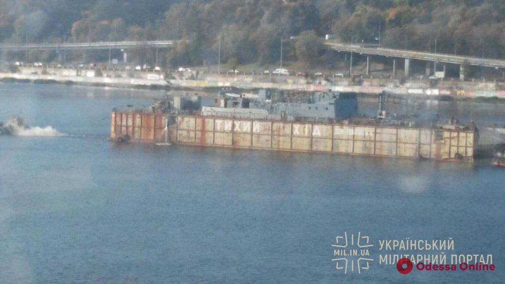 В Одессу в плавучем доке переправляют военный корабль